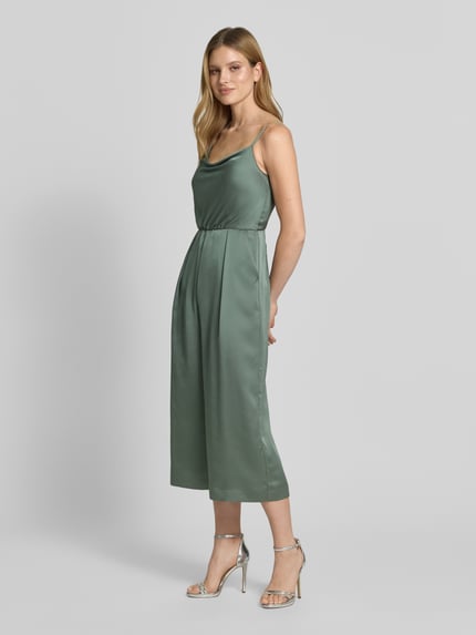 Frauenmodel trägt Jumpsuit aus Satin mit Wasserfall-Ausschnitt von Jake*s Cocktail in Grün, Spaghettiträger, verkürzte Passform, Ganzkörperansicht von vorne.