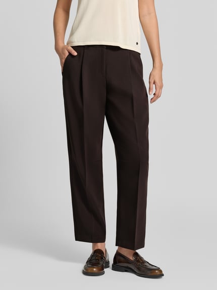 Frauenmodel trägt Cropped Barrel Leg Hose mit Bundfalten Modell 'Ortensia' von CAMBIO, unifarben, Webstruktur, Ganzkörperansicht von vorne.