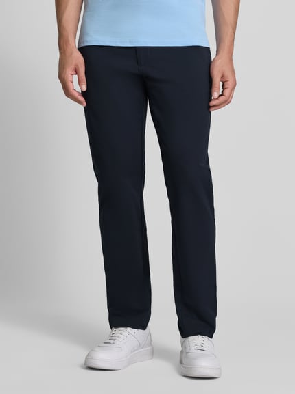 Männermodel trägt Slim Fit Hose mit Gesäßtaschen von MCNEAL in Dunkelblau mit Eingrifftaschen und Knopf-Reißverschluss, Nahaufnahme Oberkörper. Bundweite 45 cm, Innenbeinlänge 82 cm, Größe M.
