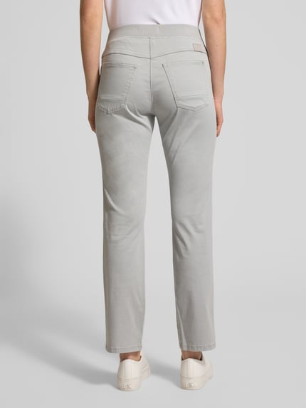 Frauenmodel trägt Relaxed Fit Stoffhose mit elastischem Bund Modell 'Pamina' von Raphaela By Brax, Baumwoll-Mix, Hellgrau, Gesäßtaschen, Ganzkörperansicht Rückansicht.