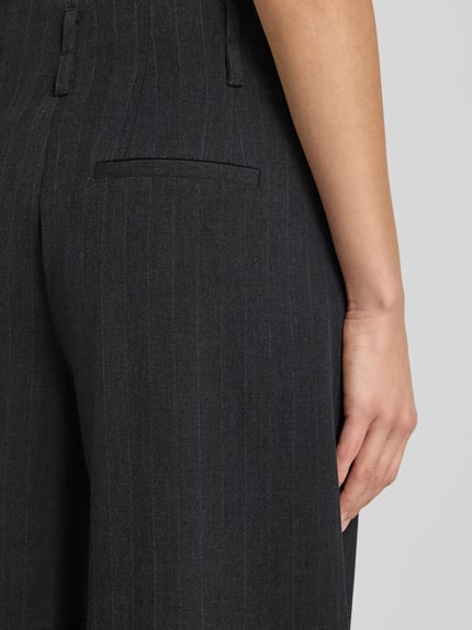 Vrouwenmodel draagt High Waist Stoffhose mit weitem Bein Modell 'Luna' van My Essential Wardrobe, donkergrijs met fijne streep, detailopname rug. Gemaakt van viscosemix, damesstofbroek, ruime pasvorm.