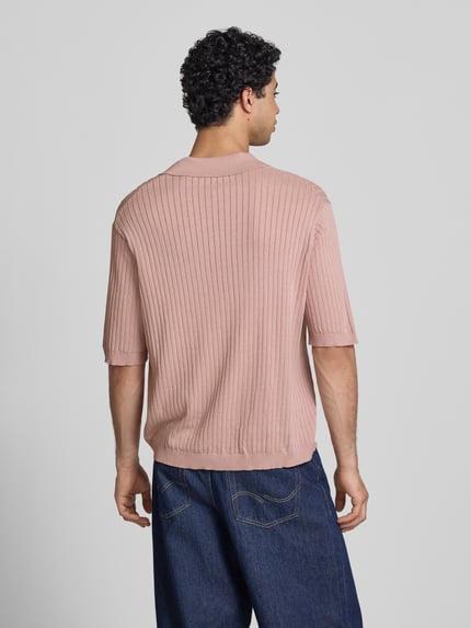 Męski model nosi Relaxed Fit Poloshirt aus Viskose-Mix model 'FLINT' od Only & Sons, efekt: jednolity kolor, krój relaxed fit, faktura, kołnierzyk polo, dekolt w serek, krótki rękaw, prążkowane zakończenie, mieszanka wiskozy, całkowity widok z tyłu.
