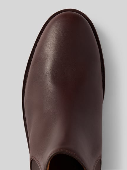 Produktfoto, Chelsea Boots aus Rindsleder mit Logo-Detail von POLO RALPH LAUREN in dunkelbrauner Lederoptik, strukturierte Gummisohle, Detailaufnahme