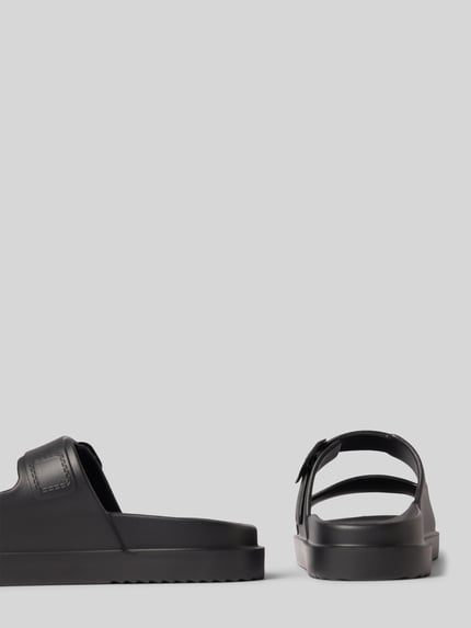 Productfoto, Slipper mit Schnalle van Tommy Hilfiger, unie kleur zwart, afgeronde neus, platte hak, logoprint, gesp sluiting, gestructureerde zool