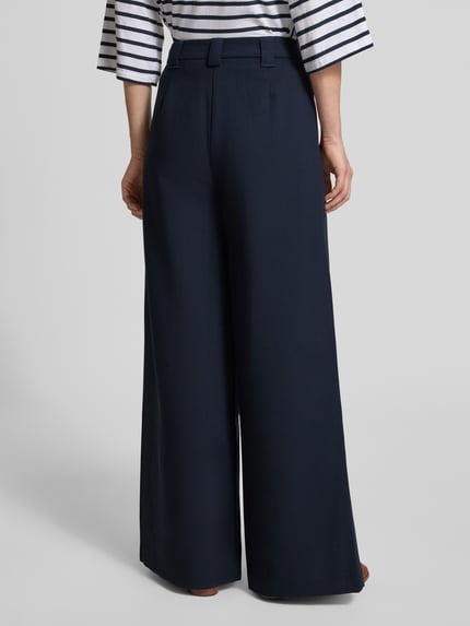 Frauenmodel trägt Wide-Leg-Pants HOSE DORINA von GUIDO MARIA KRETSCHMER WOMAN, dunkelblau, Material-Mix mit Viskose-Anteil, Gelegte Falten, Ganzkörperansicht Rückansicht.