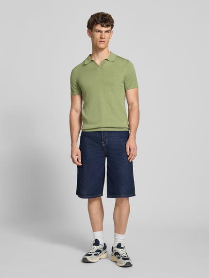 Männermodel trägt Regular Fit Poloshirt in Strick-Optik Modell 'Bray' von Blend, Reine Baumwolle, Kurzärmelig, Grün, Ganzkörperansicht von vorne.