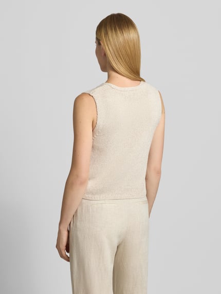 Frauenmodel trägt Strickweste mit Knopfverschluss Modell 'Grscaliva' von FREE/QUENT, Material-Mix mit Leinen-Anteil, Regular-Fit, Rückenlänge bei Größe S 51 cm, natürliche Beige-Töne, feine Stricktextur, Ganzkörperansicht Rückansicht.