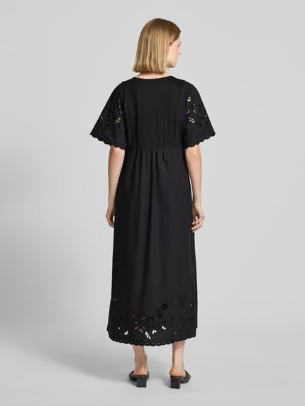 Frauenmodel trägt Fließendes Freizeitkleid aus reiner Baumwolle Modell 'TARTUFO' von Weekend Max Mara, Optik: Unifarben, Passform: Fließend, Details: Lochspitze, Maxi-Länge, V-Ausschnitt, Ärmelform: Kurzarm, Saum: Gerade, Materialverarbeitung: Jersey, Popeline, Material: Reine Baumwolle, dunkle Farbe, glatte Struktur, Rückansicht Ganzkörperansicht.