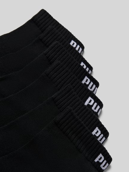 Produktfoto, Socken aus Baumwoll-Mix im 6er-Pack von PUMA für Herren in Schwarz, weiße Schrift, glatte Textur, seitliche Nahaufnahme