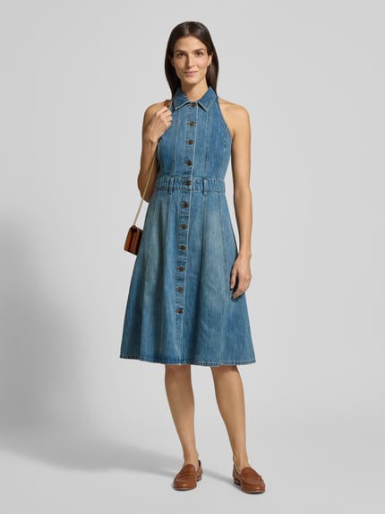 Frauenmodel trägt Jeanskleid mit Knopfleiste Modell 'CALUNA' von Lauren Ralph Lauren aus Baumwoll-Lyocell-Mix, A-Linie, Midikleid, Hemdblusenkragen, Ganzkörperansicht von vorne.