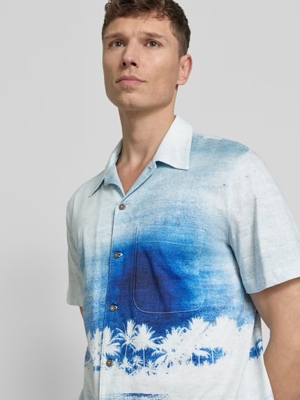 Männermodel trägt Casual Fit Freizeithemd im Allover-Look von PAUL SMITH, Baumwoll-Micromodal-Mix, Kentkragen, Brusttasche, Nahaufnahme Oberkörper.