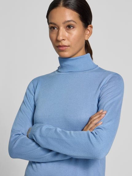 Frauenmodel trägt Rollkragenpullover mit Label-Detail von MORE & MORE, Slim Fit, Viskose-Mix, hellblau, Nahaufnahme Oberkörper.
