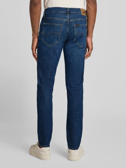 Męski model nosi Jeans im 5-Pocket-Design Modell 'LUKE' od Lee, elastyczny bawełniany materiał, krój straight fit, niebieski, detal tyłu, pełny widok sylwetki z tyłu, Szerokość w rozmiarze 32/32: 42 cm, długość nogawki od wewnątrz: 78 cm