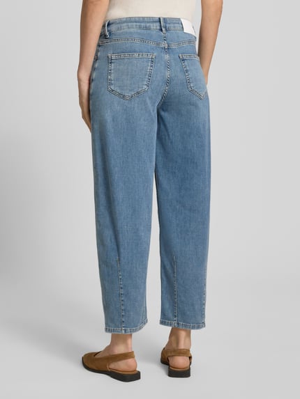 Kobiece model nosi jeansy Straight Fit z skróconą passformą model 'Melly' od OPUS PANTS, mieszanka bawełny, 5 kieszeni, jasnoniebieski denim, zapięcie na guzik i zamek błyskawiczny, szerokość w rozmiarze 36/26: 38 cm, długość wewnętrzna nogawki: 67 cm, widok całej sylwetki z tyłu