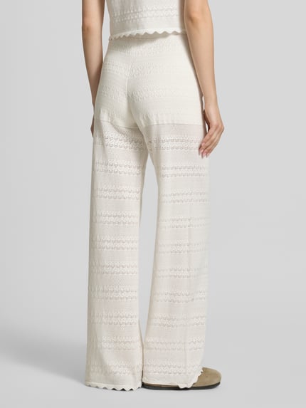 Vrouwenmodel draagt Strickhose met steekzakken model 'Aurea' van OH APRIL, mix van katoen en viscose, flared fit, labelpatch, binnenbeenlengte 89 cm, bandwijdte 37 cm, kleur gebroken wit, grofgebreide textuur, model van achteren gefotografeerd, ganzkörperansicht rückansicht.