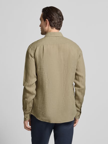 Männermodel trägt Regular Fit Leinenhemd mit Kentkragen Modell 'Spenser' von Tiger Of Sweden in Beige, reine Leinenstruktur, Ganzkörperansicht Rückansicht, Rückenlänge 77 cm, Schulterbreite 48 cm, Ärmellänge 69 cm.