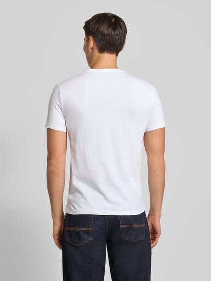 Mannenmodel draagt T-Shirt met Label-Stitching van Polo Ralph Lauren, wit, katoen, regular fit, geribde hals, ruglengte 67 cm, volledige rugaanzicht.