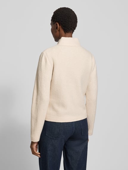 Frauenmodel trägt Regular Fit Blazer aus Viskose-Woll-Mix von Betty Barclay in Beige mit Stehkragen und Knopfleiste, Rückenansicht, Kontext: Damen Blazer, Eingrifftaschen, Rückenlänge 53 cm, Brustweite 50 cm, Ärmellänge 61 cm bei Größe 36.