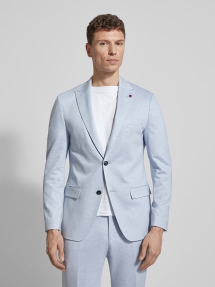 Männermodel trägt Regular Fit Blazer aus Viskose-Mix mit Zierbesatz von Roy Robson in Hellblau, Reverskragen, Pattentaschen, Ganzkörperansicht von vorne.