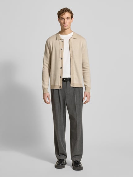 Męski model nosi Strickjacke mit Knopfleiste von Christian Berg Men, beżowy kolor, bawełna, regular fit, zapięcie na guziki, całkowity widok z przodu.