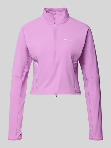 Produktfoto, Sweter o kroju krótki Ein Pullover im Cropped-Design für intensive Anstrengungen od Salomon w kolorze jasnofioletowym, taliowany krój, stójka z ochroną podbródka, half-zip, tunel w pasie, długi rękaw, przeznaczony na zimne dni