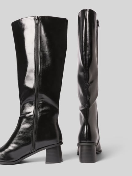 Produktfoto, Spitz zulaufende Stiefel mit Blockabsatz von BIANCO in glänzendem Schwarz, sichtbarer Reißverschluss, Teilungsnaht, glatt strukturierte Oberfläche, Absatzhöhe 6 cm, Schafthöhe 40 cm, Schaftweite 20 cm