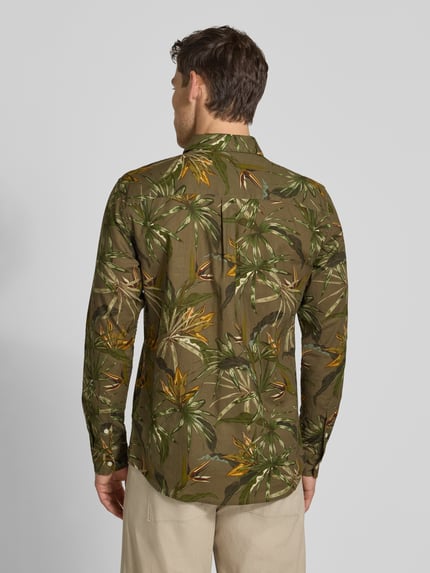 Männermodel trägt Regular Fit Freizeithemd aus Leinen-Baumwoll-Mix mit Kentkragen von MCNEAL im Allover-Look, Ganzkörperansicht Rückansicht, Rückenlänge 76 cm, Schulterbreite 47 cm, Ärmellänge 66 cm, grüne Grundfarbe mit floralen Formen und leichter, strukturierter Textur.