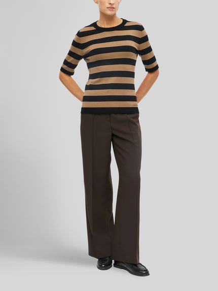 Frauenmodel trägt Regular Fit Pullover aus Viskose-Mix von s.Oliver BLACK LABEL, schwarz-beige gestreift, kombiniert mit brauner Stoffhose, Ganzkörperansicht von vorne. Damen Pullover von s.Oliver BLACK LABEL.