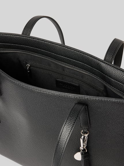Produktfoto, Shopper mit Label-Detail Modell 'LOHJA' von Seidenfelt in Schwarz mit Hauptfach, Reißverschluss, Anhänger, Reißverschlussfach innen, feine Struktur, Tragegriffe, Maße: Breite 41 cm, Länge 29 cm, Tiefe 68 cm, Länge Schulterriemen 12 cm