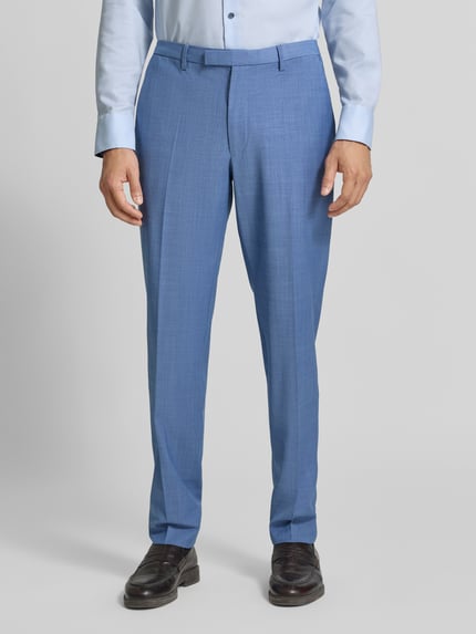 Männermodel trägt Regular Fit Sakko mit Schurwoll-Anteil Modell 'Monopoly' von CINQUE in hellblau, glatte Textur, Nahaufnahme Unterkörper, Elastischer Material-Mix, 2-Knopfleiste, dezente Struktur