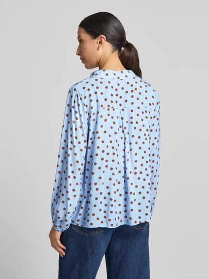 Vrouwenmodel draagt Relaxed Fit blouse uit zuivere viscosemix Model 'Valeria' van ZABAIONE, lichtblauw met bruine stippen, blouse met lange mouwen, serafinohals, ruglengte maat S 54 cm, mouwlengte 58 cm, geheel van achteren