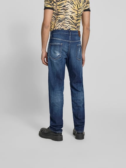 Męski model nosi Straight Fit Jeans im Used-Look od Dsquared2, elastyczna bawełna, 5 kieszeni, ciemnoniebieski, efekt sprania, szerokość w rozmiarze 50: 44 cm, długość wewnętrzna nogawki 80 cm, widok całej sylwetki z tyłu.