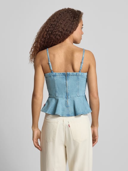 Vrouwenmodel draagt Slim Fit Trägertop aus reiner Baumwolle Modell 'ANDERSON FLOUNCE' van Levi's®, denimlook, labelpatch, vierkante hals, verborgen ritssluiting, verstelbare spaghettibandjes, rompzoom met volant, puur katoen, geheel in lichte blauwtinten, textuur denim, model van achteren, Ganzkörperansicht Rückansicht.
