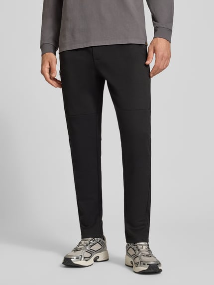 Männermodel trägt Sweatpants mit elastischem Bund Modell 'GORDON FUSION' von JACK & JONES, Baumwoll-Mix, Regular Fit, Ganzkörperansicht von vorne.