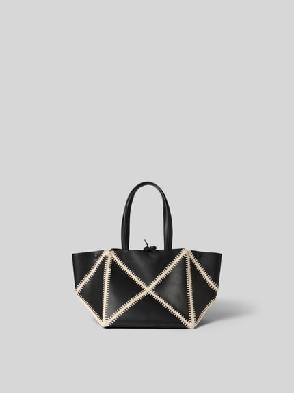 Productfoto, Tote Bag met gevlochten detail van Nanushka, zwart met beige, hoofdvak met sluiting, smalle schouderbandjes, uitneembare binnenzak met ritssluiting, logodetail, breedte 27 cm, lengte 26 cm, diepte 27 cm