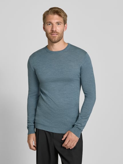 Męski model nosi sweter wełniany Matinique Strickpullover mit gerippten Abschlüssen Modell 'Margrate', kolor niebieskoszary, prosty krój, okrągły dekolt, prążkowane wykończenia; Długość tyłu w rozmiarze M: 63 cm, Długość rękawów w rozmiarze M: 69 cm; pełen widok sylwetki z przodu