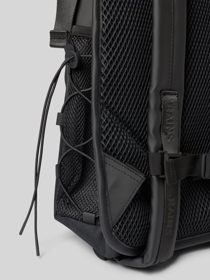 Produktfoto, schwarze Netzstruktur neben glatten und matten Materialelementen, Detailaufnahme eines Rucksacks