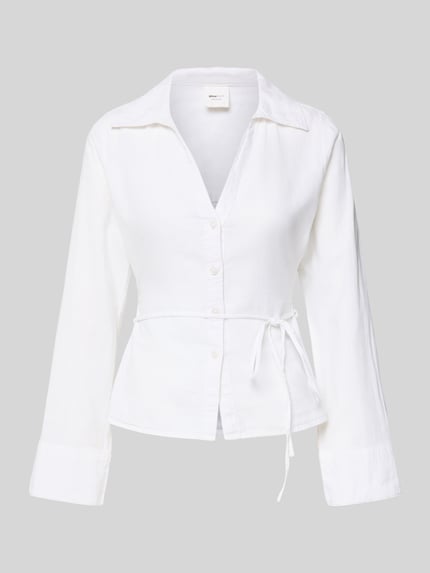 Produktfoto, weiße Leinenbluse mit Bindegürtel und V-Ausschnitt von Gina Tricot aus Leinen-Baumwoll-Mix, taillierter Schnitt, Kentkragen, Knopfleiste.