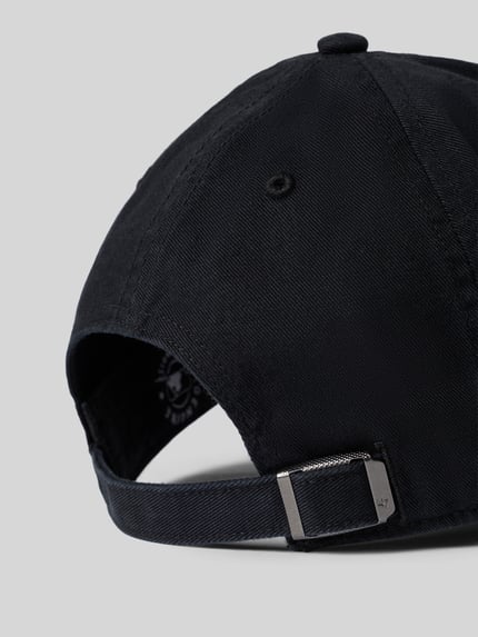 Produktfoto, Basecap aus reiner Baumwolle mit Label-Stitching von '47, schwarze Baumwolle, verstärkter Schirm, eingestickte Luftlöcher, verstellbarer Verschluss, klasyczny krój, logo i motyw naszywane, kontekst Herren Basecap