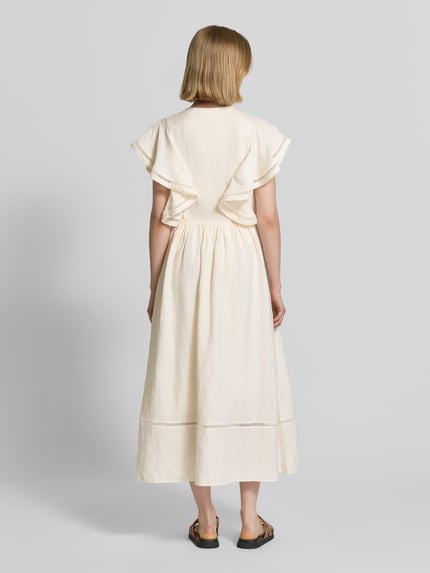 Frauenmodel trägt Fit and Flare Freizeitkleid aus Leinen-Viskose-Mix von Tommy Hilfiger in Creme, Volantärmel, Midi, Ganzkörperansicht Rückansicht.