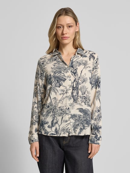 Kobiece model prezentuje bluzkę Regular Fit Bluse aus Viskose Modell 'CARLI 1' od Soyaconcept, wzór na całej powierzchni, czarno-białe odcienie, kołnierzyk koszulowy, długość tyłu w rozmiarze S 66 cm, długość rękawów w rozmiarze S 62 cm, widok na cały przód.