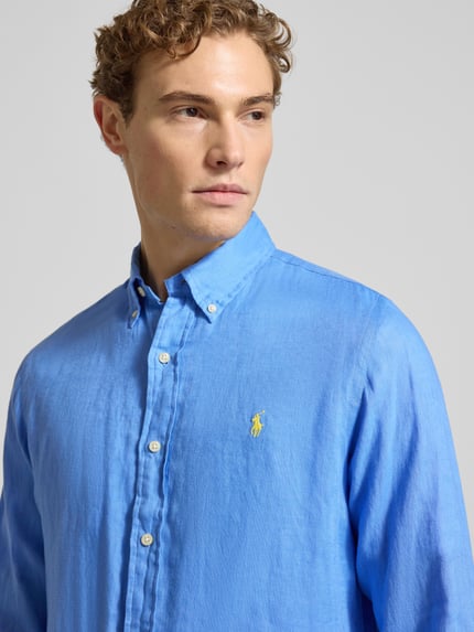 Männermodel draagt Freizeithemd aus reinem Leinen van Polo Ralph Lauren, helderblauw, regular fit, button-down kraag, label-stitching, Nahaufnahme Oberkörper.
