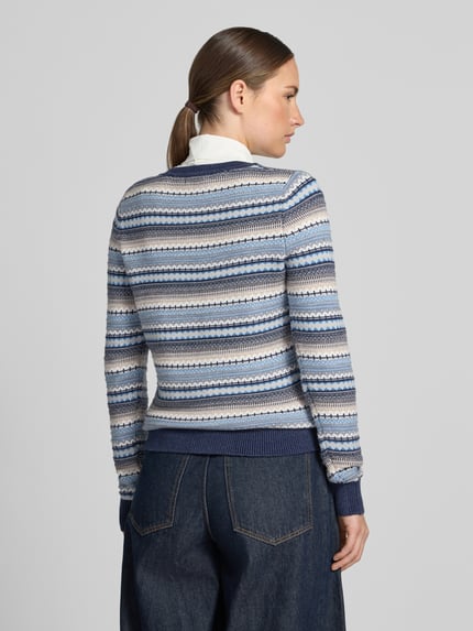 Frauenmodel trägt Strickjacke aus Viskose-Mix im Allover-Look von Christian Berg Woman in Blau-, Weiß- und Grautönen, Ganzkörperansicht Rückansicht. Slim Fit, Rundhalsausschnitt, Knopfleiste, Rückenlänge 55 cm, Ärmellänge 49 cm, strukturierte Textur.