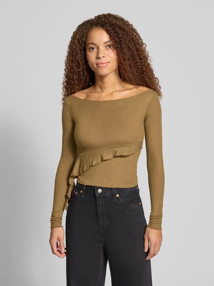 Frauenmodel trägt Cropped Longsleeve mit Volant von DAISY STREET, olivgrün, Ripp-Optik, U-Boot-Ausschnitt, Ganzkörperansicht von vorne.