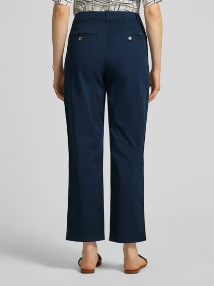 Frauenmodel trägt Slim Fit Chino aus Baumwoll-Mix von Tommy Hilfiger, Optik: Unifarben, Passform: Slim-Fit, Ganzkörperansicht Rückansicht.
