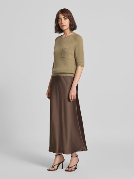 Frauenmodel trägt Maxirock aus Satin mit elastischem Bund von Luisa Cerano in Braun, A-Linie, glatte Textur, Ganzkörperansicht von vorne.