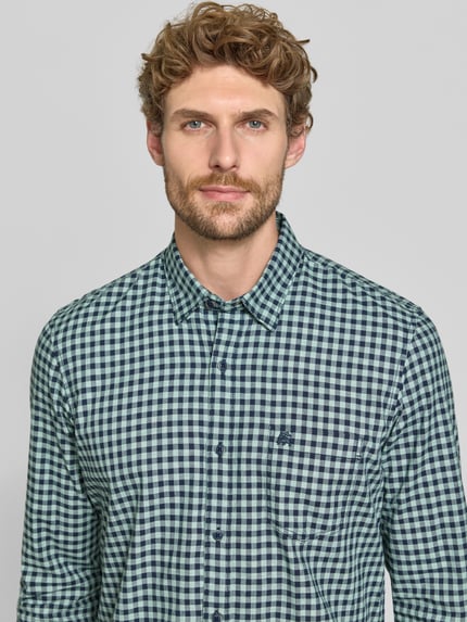 Męski model nosi Regular Fit Freizeithemd mit Button-Down-Kragen od LERROS, mieszanka bawełny, wzór na całej powierzchni, Brustasza, wyhaftowane logo, Długość tyłu w rozmiarze M 75 cm, Szerokość w rozmiarze M 43 cm, Długość rękawów w rozmiarze M 70 cm, zbliżenie na górną część ciała.