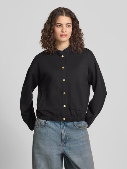 Frauenmodel trägt Regular Fit Bomberjacke mit Viskose-Anteil Modell 'TALIA' von Pieces, Optik: Unifarben, Sweat, Vorderansicht, Nahaufnahme Oberkörper.