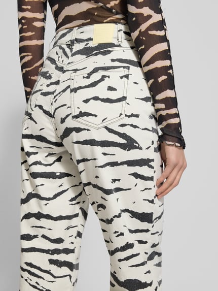 Frauenmodel trägt Jeans mit 5-Pocket-Design von Marc Cain im Baumwoll-Elasthan-Mix, gerader Schnitt, schwarz-weiß gemustert, Detailaufnahme Rückansicht.