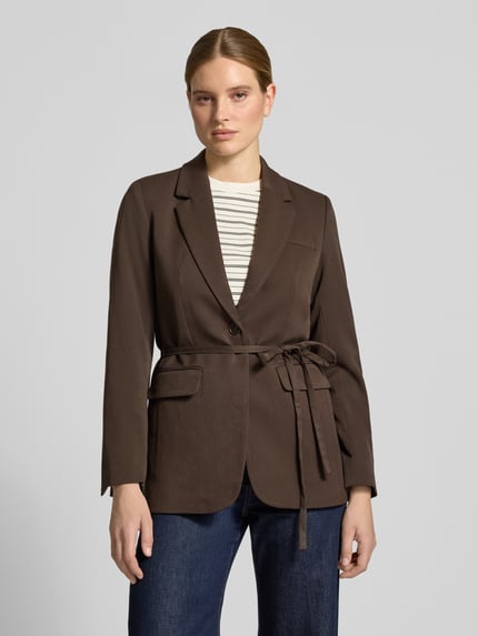 Frauenmodel trägt Regular Fit Blazer mit Bindegürtel Modell 'Kiesa Henrika' von MSCH Copenhagen, braun, Material-Mix, Ganzkörperansicht von vorne.